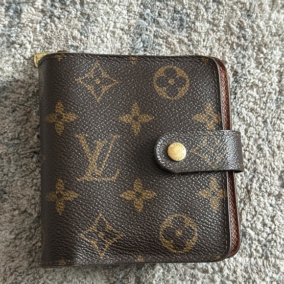 Authentic Louis Vuitton Monogram Compact Zip Wallet - Picture 2 of 9